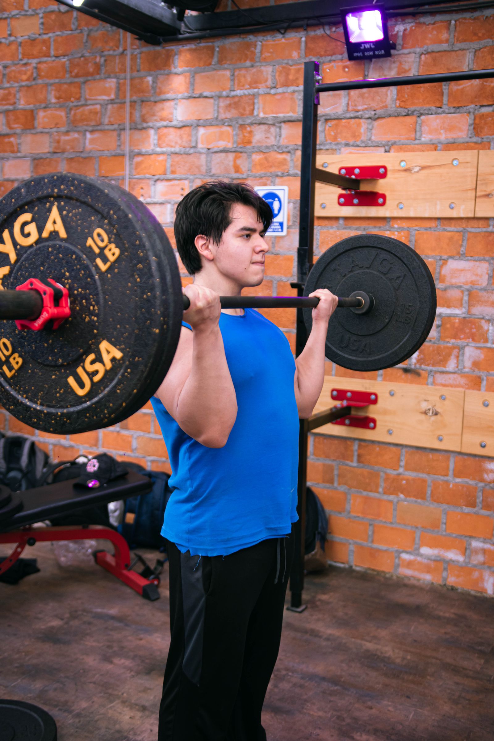 Barbell training on the Rig Lux gym floor